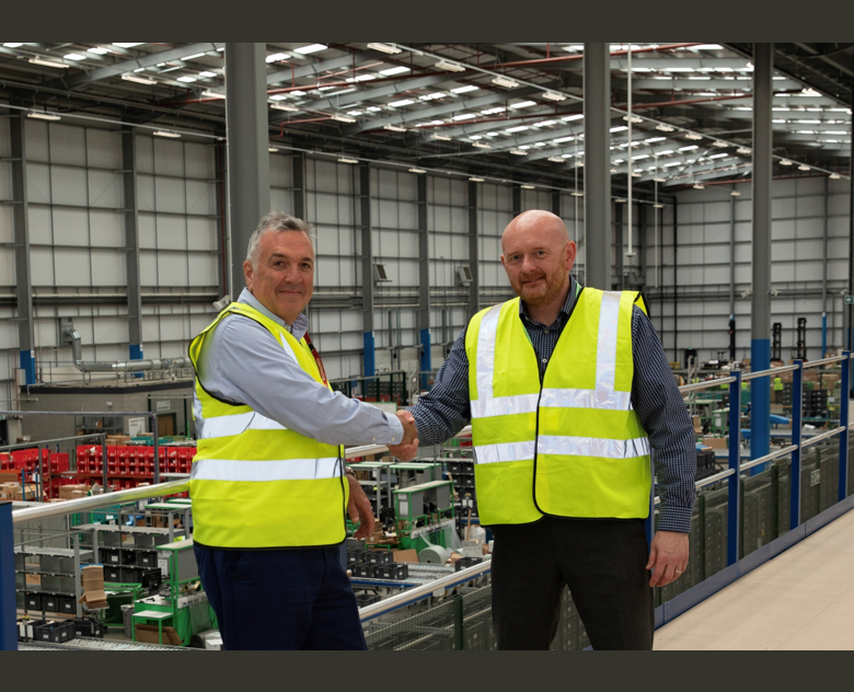 Ian Wilson, directeur principal - Ventes de distribution chez Toshiba et Simon Meadmore, vice-président de la gestion des produits et des fournisseurs chez Farnell