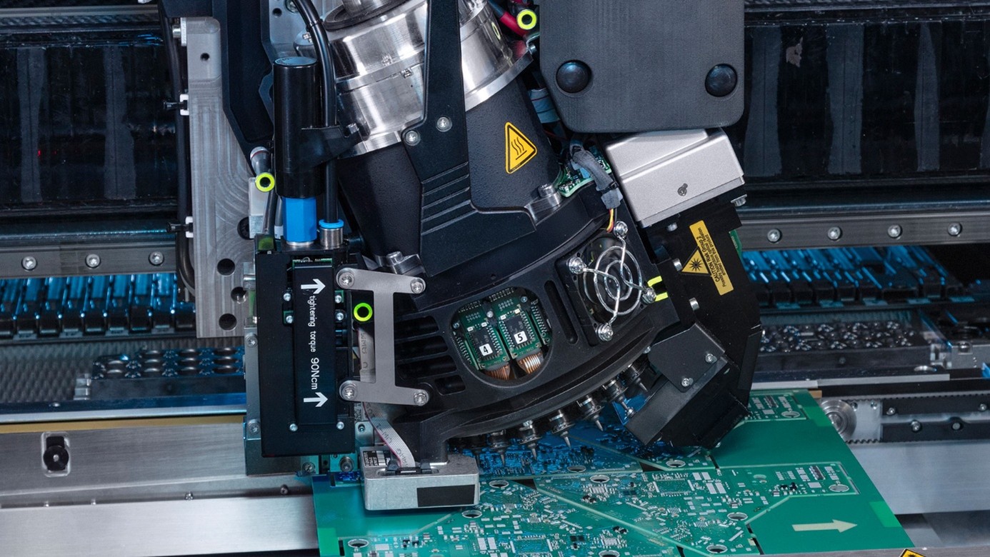 52500 composants par heure à 25 µm près !