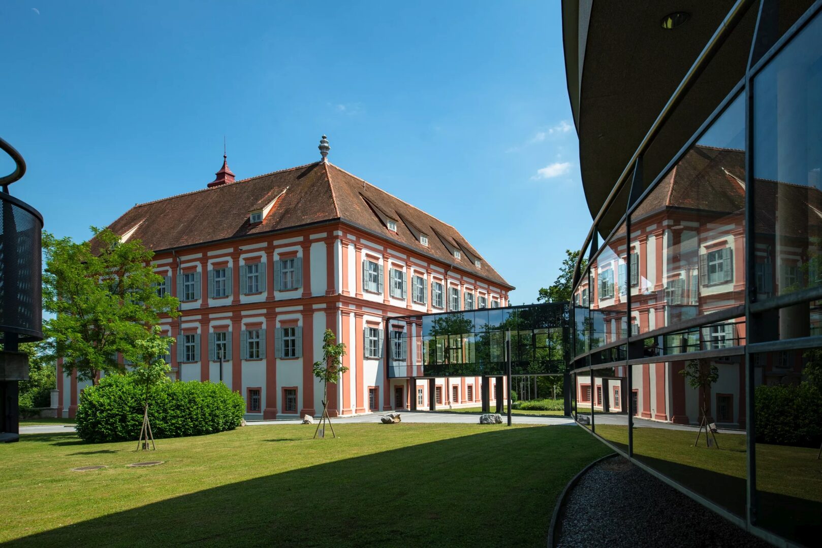 Les yeux, le ventre…